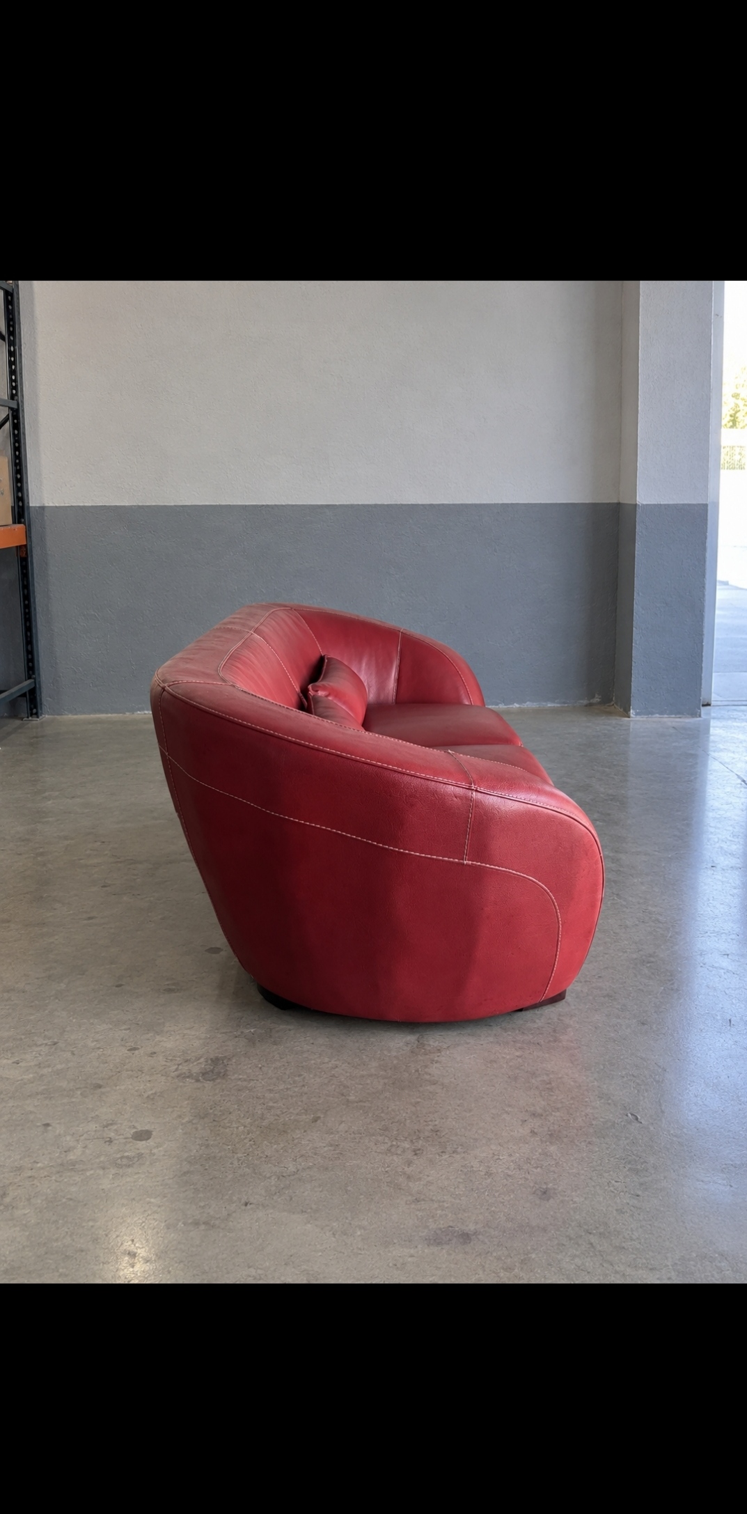 Sofá 2 plazas, piel rojo-granate NUEVO — imagen 2