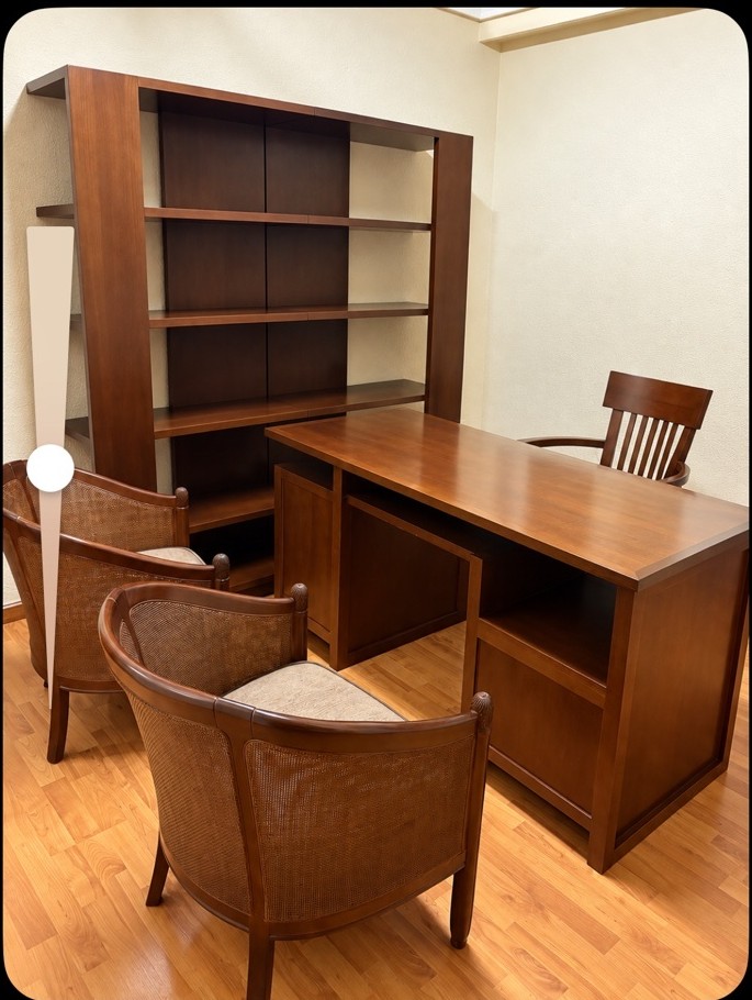 Conjunto de despacho clásico: mesa de escritorio, librería y sillas — imagen 2