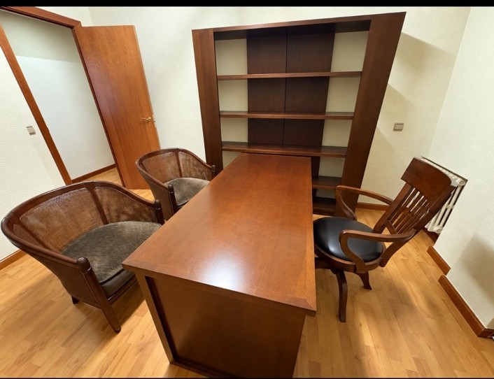 Conjunto de despacho clásico: mesa de escritorio, librería y sillas
