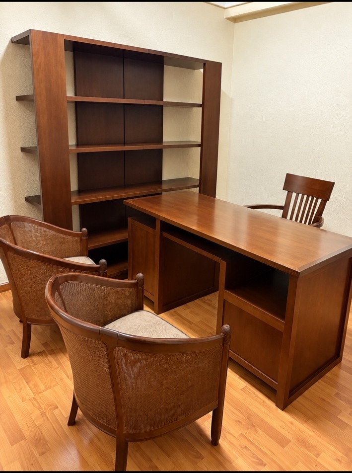 Conjunto de despacho clásico: mesa de escritorio, librería y sillas — imagen 3