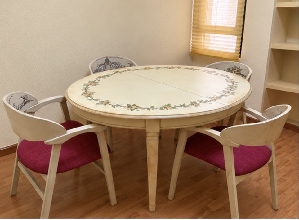 Conjunto de mesa redonda extensible con 4 sillas con reposabrazos pintadas a mano