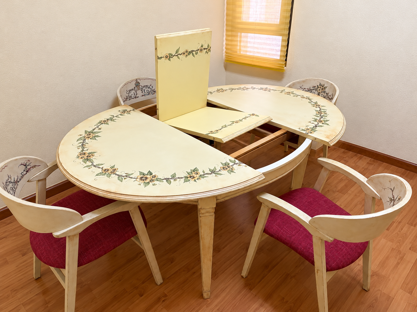 Conjunto de mesa redonda extensible con 4 sillas con reposabrazos pintadas a mano — imagen 3