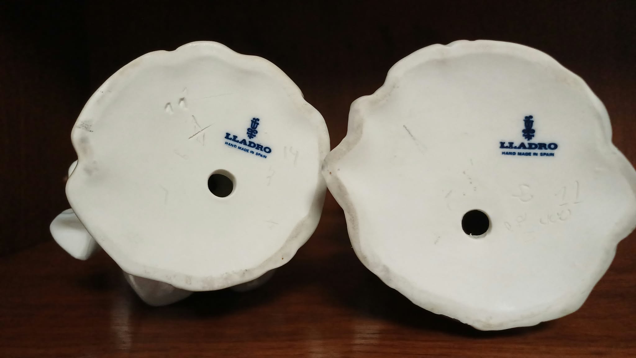Pareja de figuras de porcelana Lladró – niña con pájaro y niño con flores. (set de 2) Años 70 — imagen 2