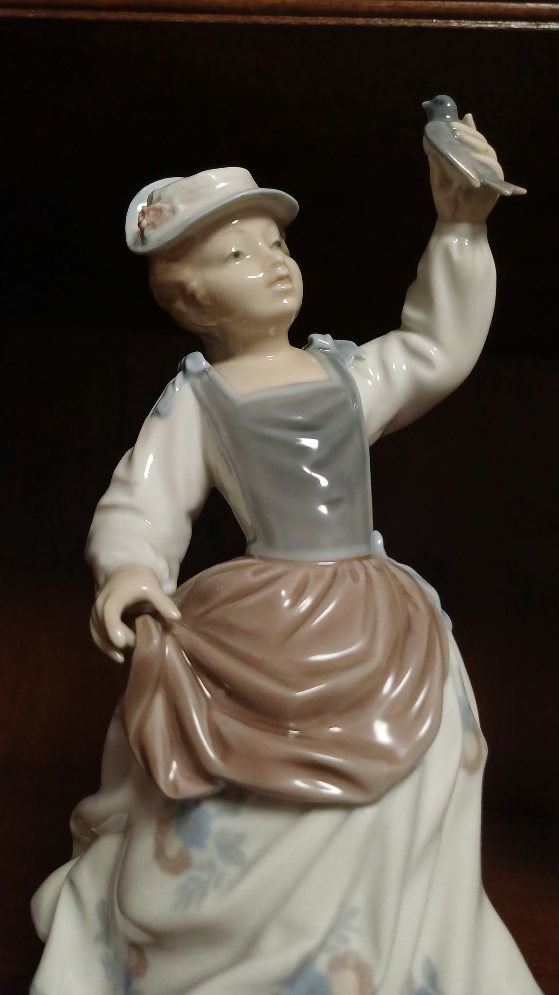 Pareja de figuras de porcelana Lladró – niña con pájaro y niño con flores. (set de 2) Años 70 — imagen 4