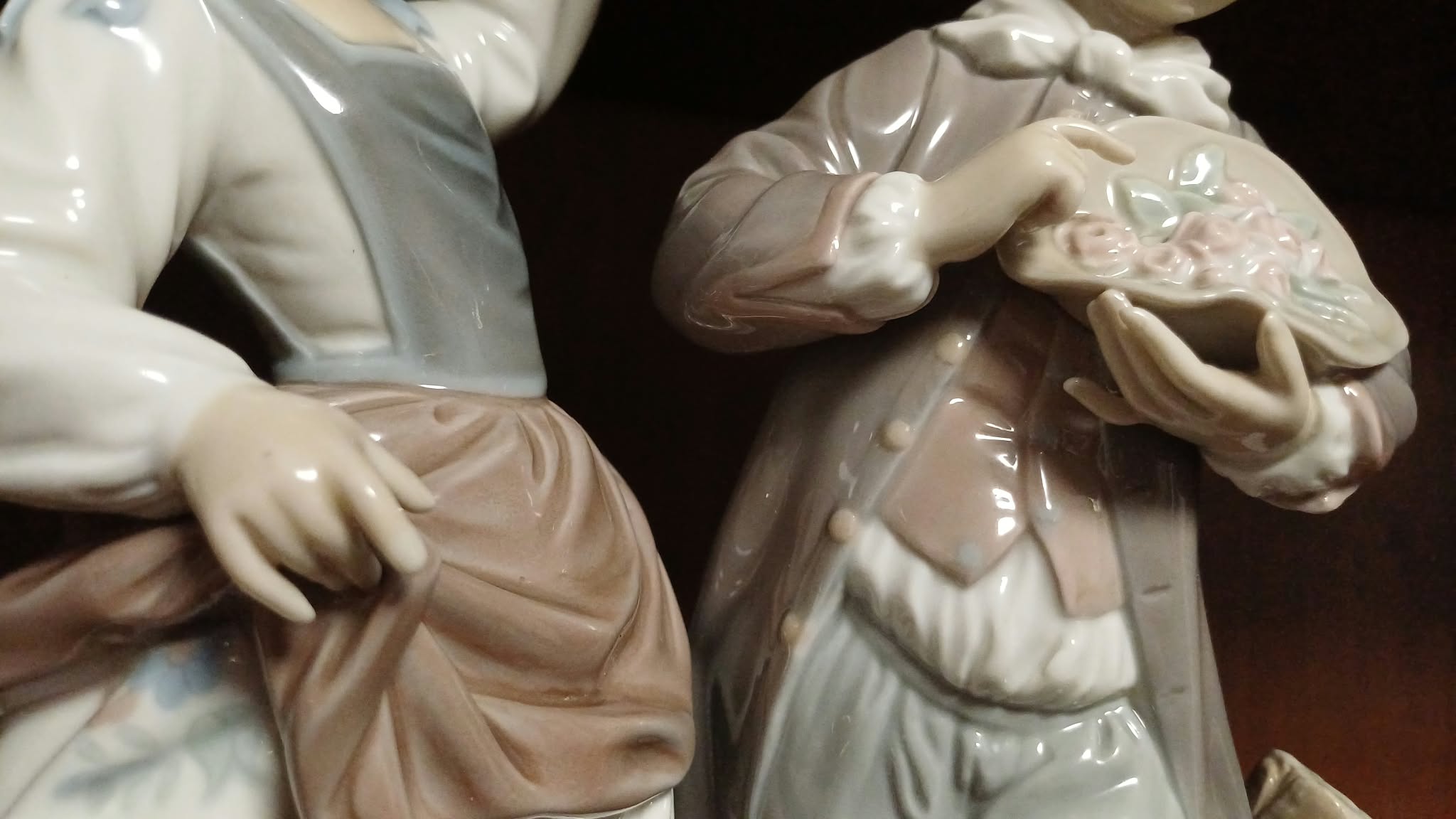 Pareja de figuras de porcelana Lladró – niña con pájaro y niño con flores. (set de 2) Años 70 — imagen 6