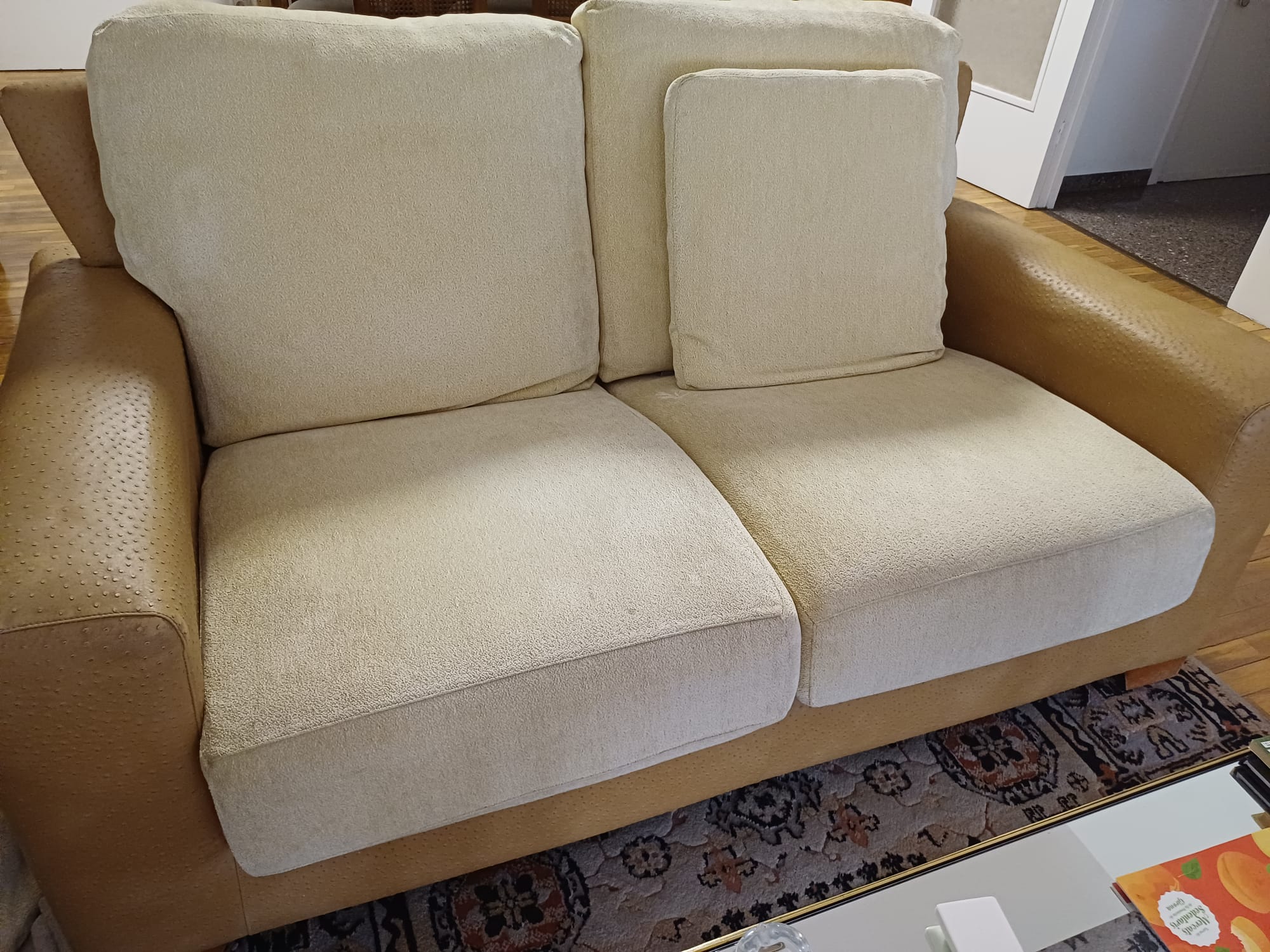 Pareja de Sofás de Diseño de 2 Plazas marca Chilet, Tapizados símil Piel de Avestruz. (Urge vender por traslado, precio por los dos))