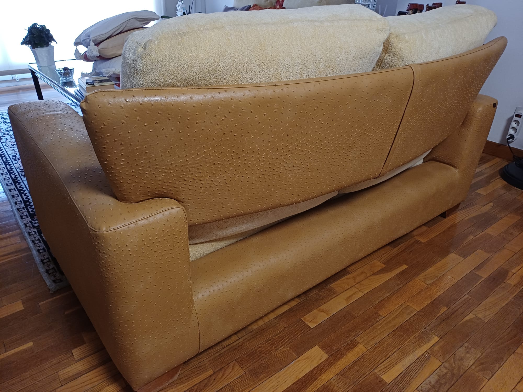 Pareja de Sofás de Diseño de 2 Plazas marca Chilet, Tapizados símil Piel de Avestruz. (Urge vender por traslado, precio por los dos)) — imagen 3