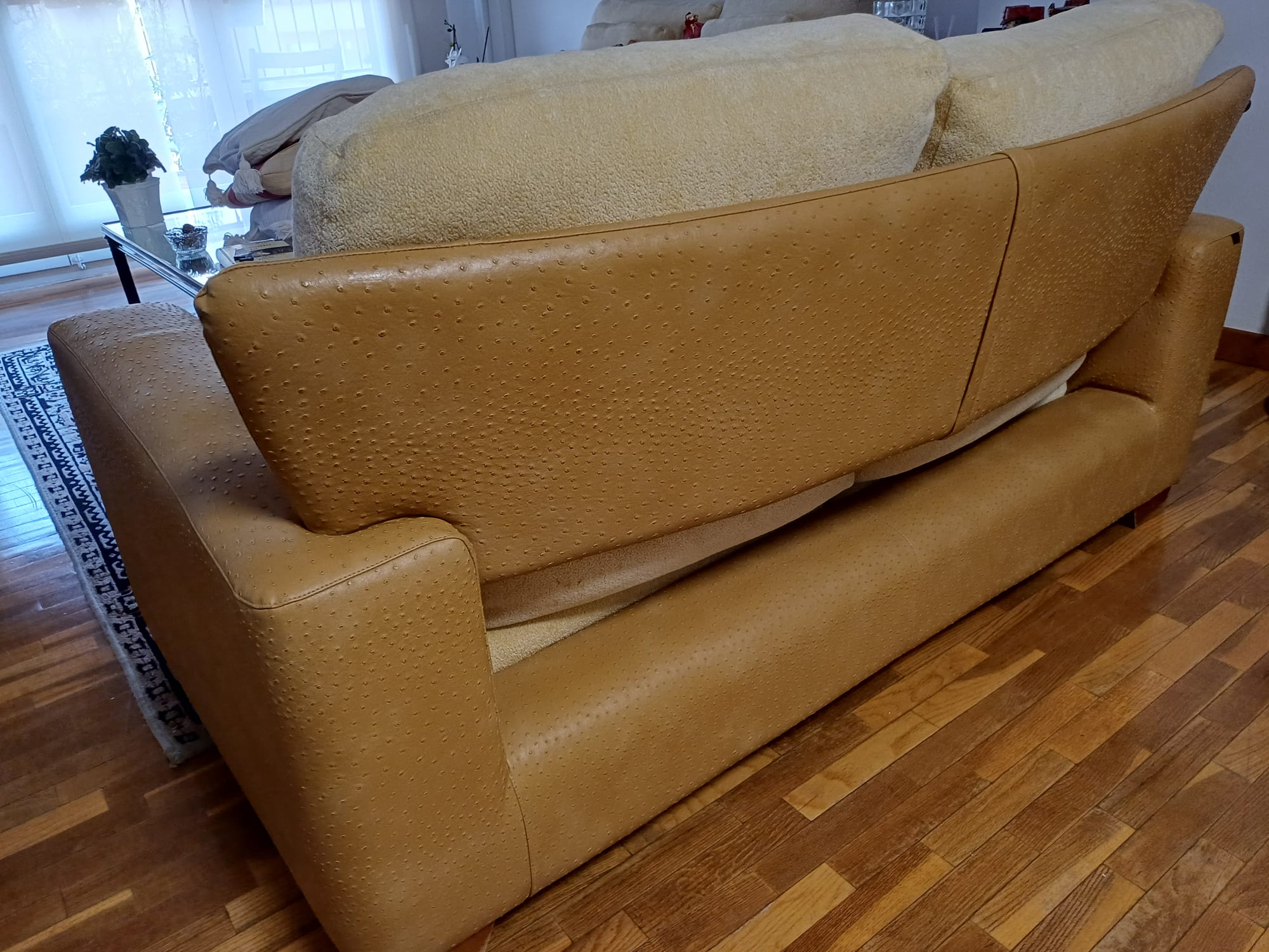 Pareja de Sofás de Diseño de 2 Plazas marca Chilet, Tapizados símil Piel de Avestruz. (Urge vender por traslado, precio por los dos)) — imagen 4