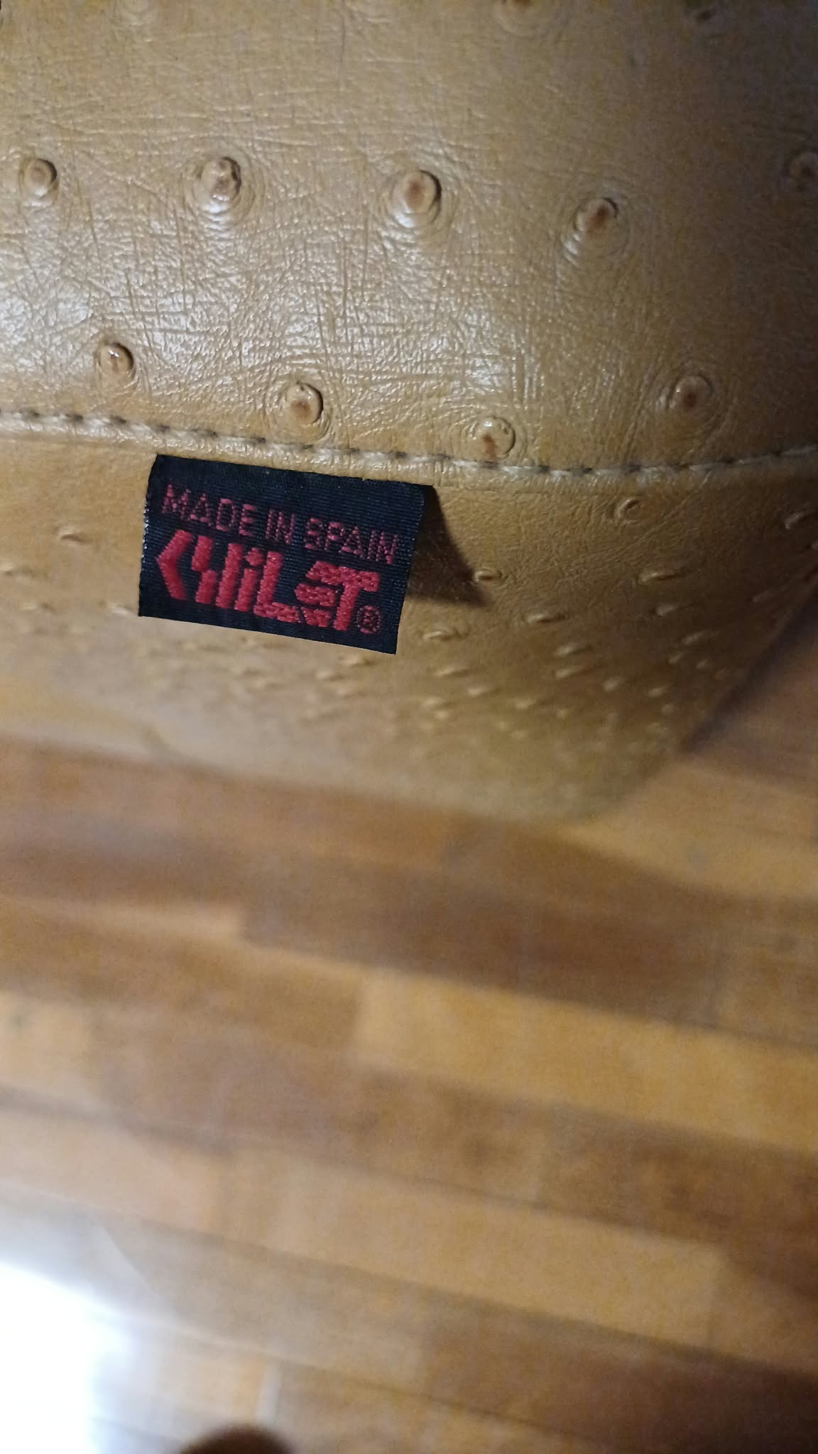 Pareja de Sofás de Diseño de 2 Plazas marca Chilet, Tapizados símil Piel de Avestruz. (Urge vender por traslado, precio por los dos)) — imagen 6
