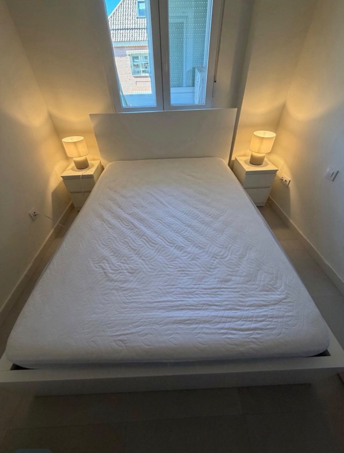 Cama de matrimonio blanca con dos mesitas de noche — imagen 2