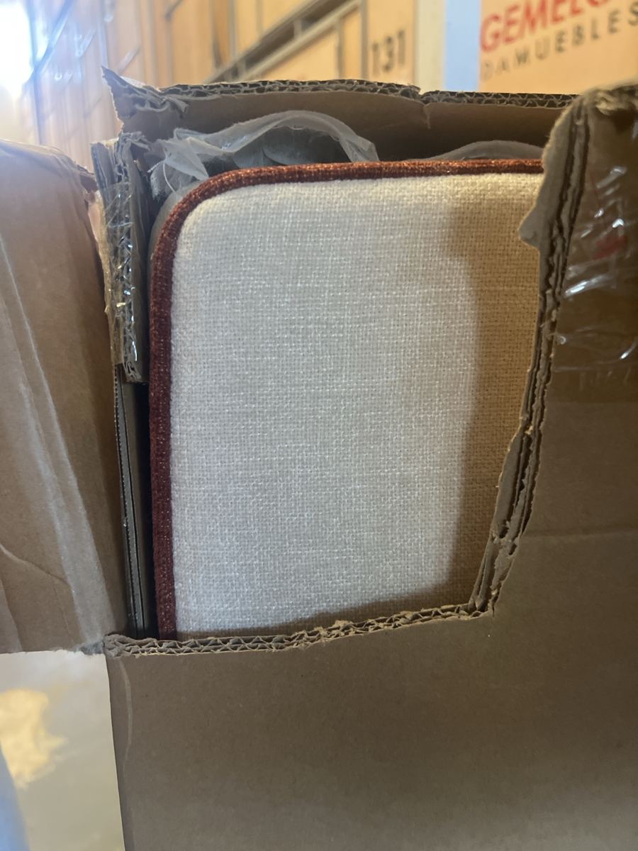 Cabecero tapizado beige con perímetro terracota