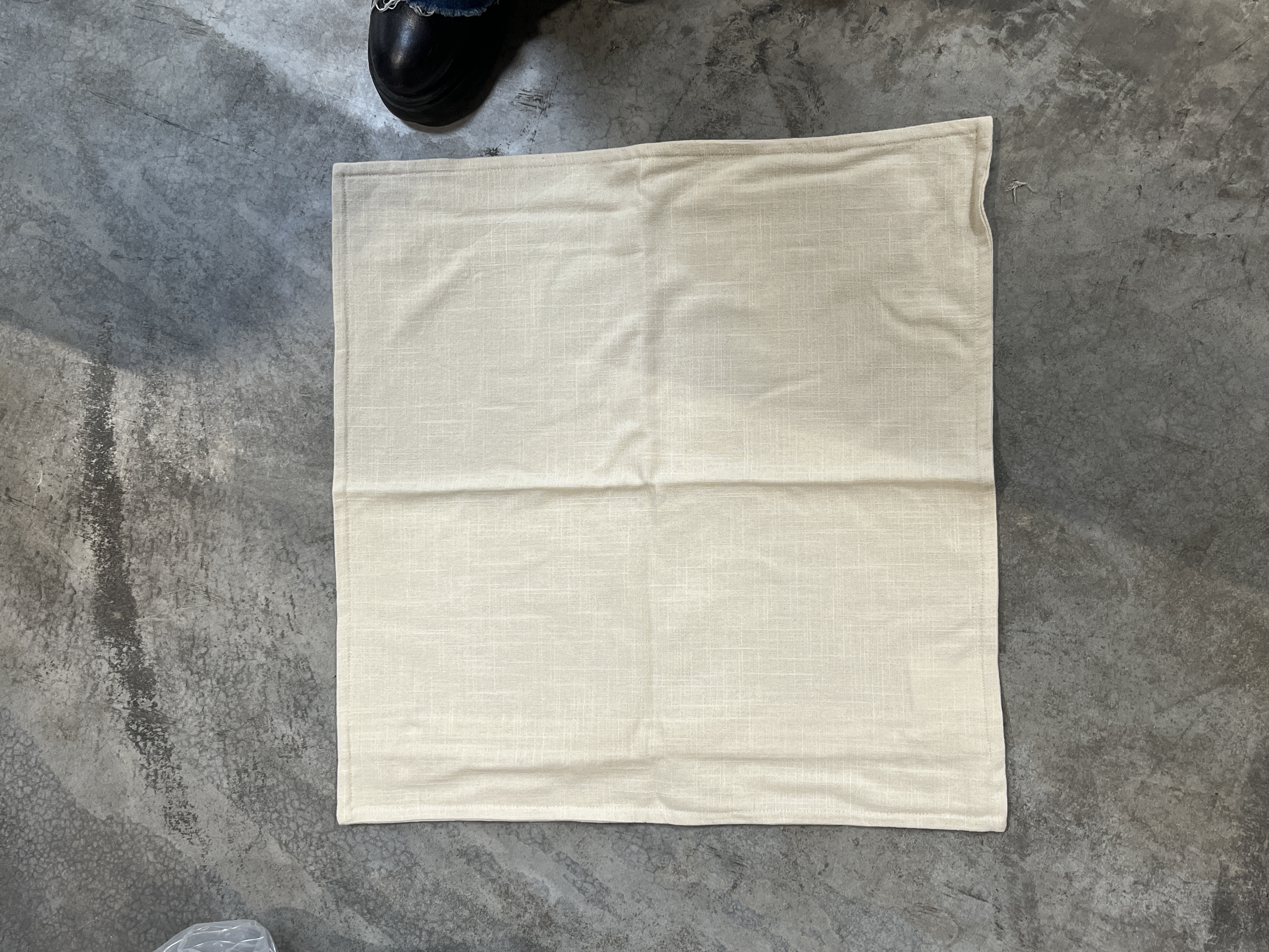 Funda cojín de color beige, de hilo