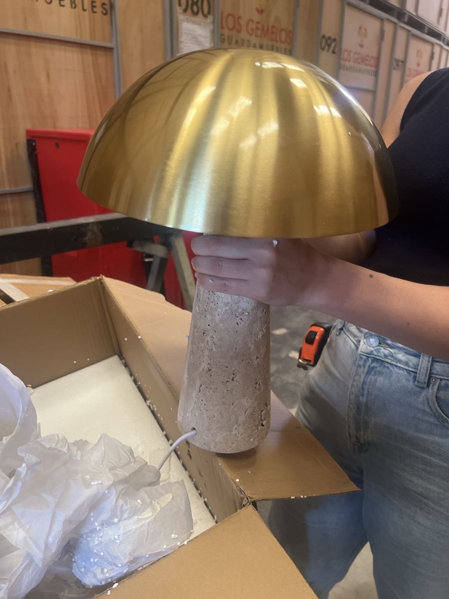 Lámpara de mesa The Masie dorada con base de piedra — imagen 2