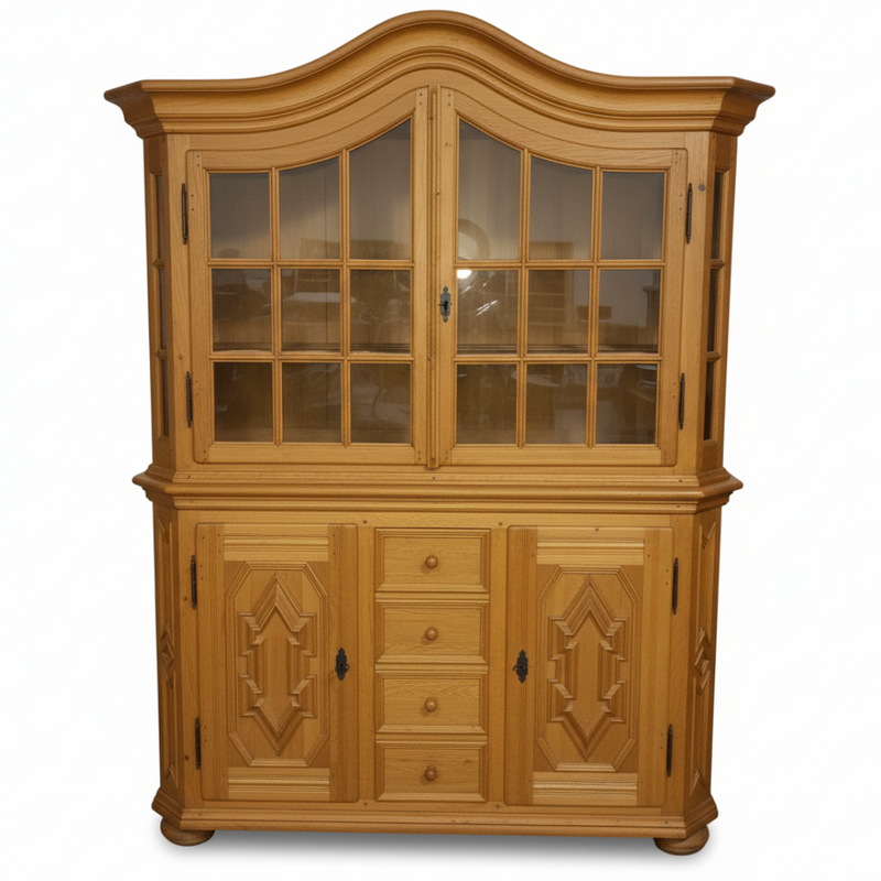 Mueble de salón con vitrina en roble claro con molduras
