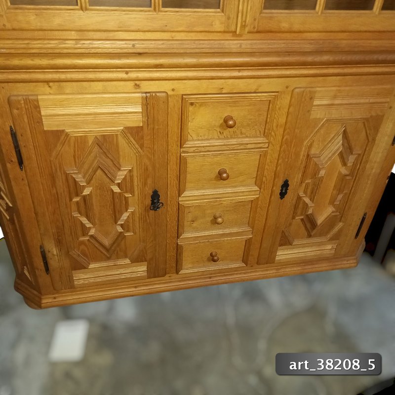 Mueble de salón con vitrina en roble claro con molduras — imagen 6
