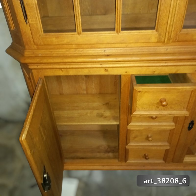 Mueble de salón con vitrina en roble claro con molduras — imagen 7