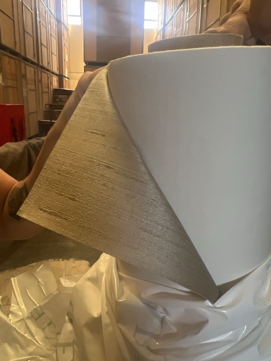 Papel decorativo dorado satinado — imagen 2