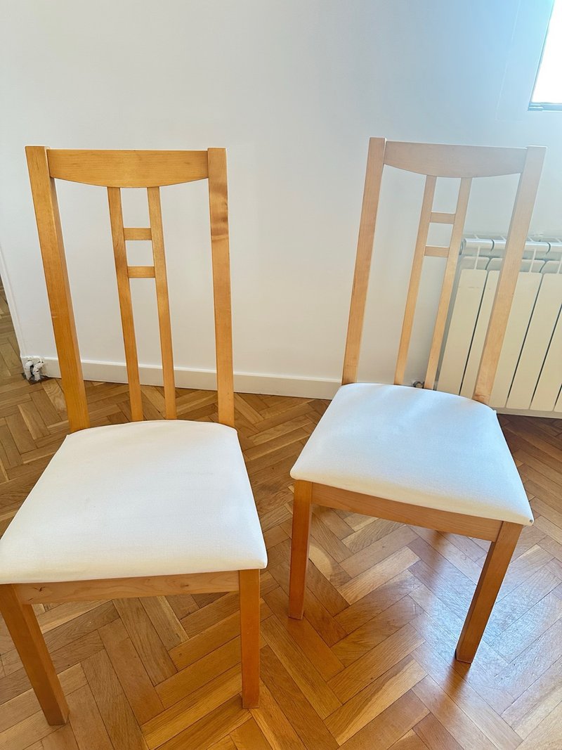 Par de sillas de comedor de madera Ikea con asiento tapizado
