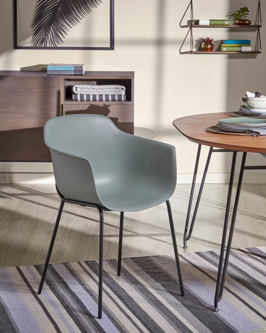 Silla de PVC gris con estructura negra mate — imagen 2