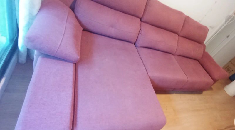 Sofá de 3 plazas con chaiselongue y puf en tono coral