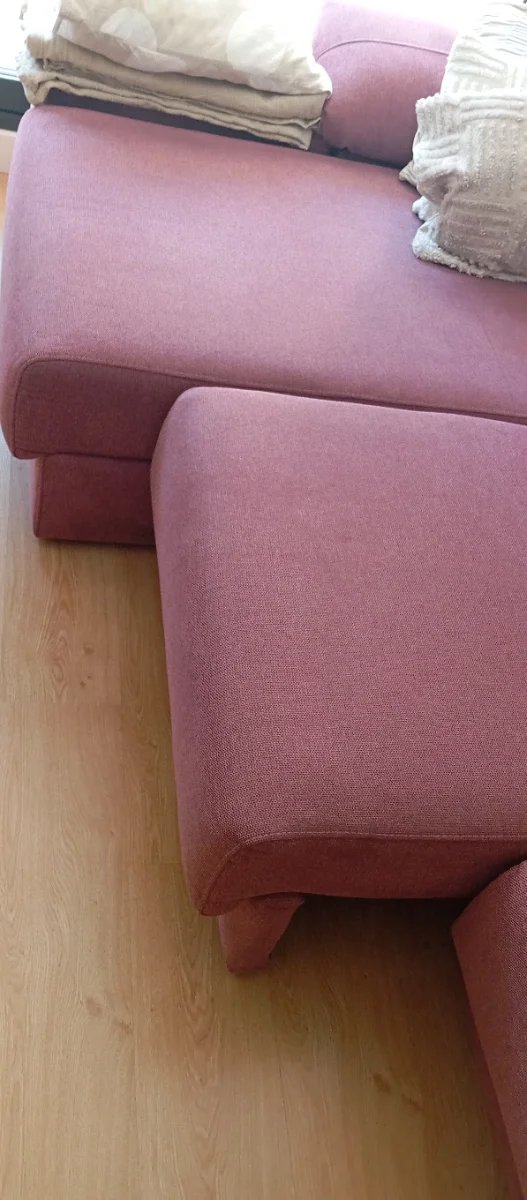 Sofá de 3 plazas con chaiselongue y puf en tono coral — imagen 6