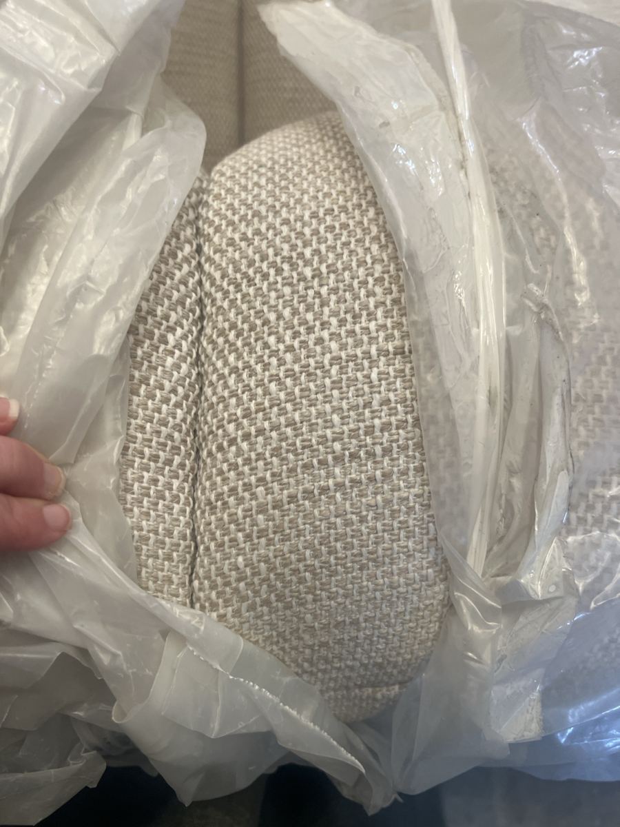 Sofá tapizado beige tres plazas