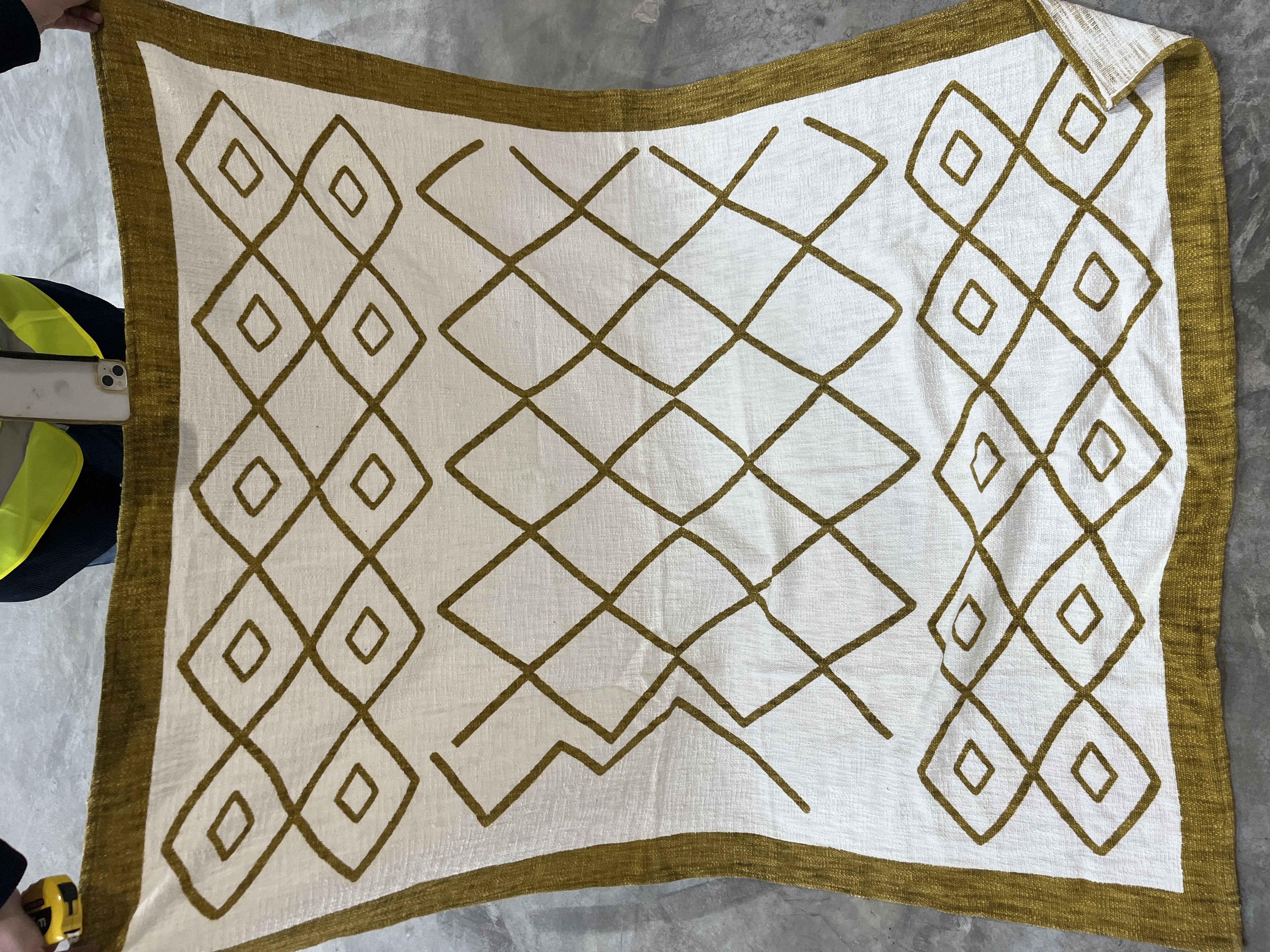 Toalla blanca y amarilla