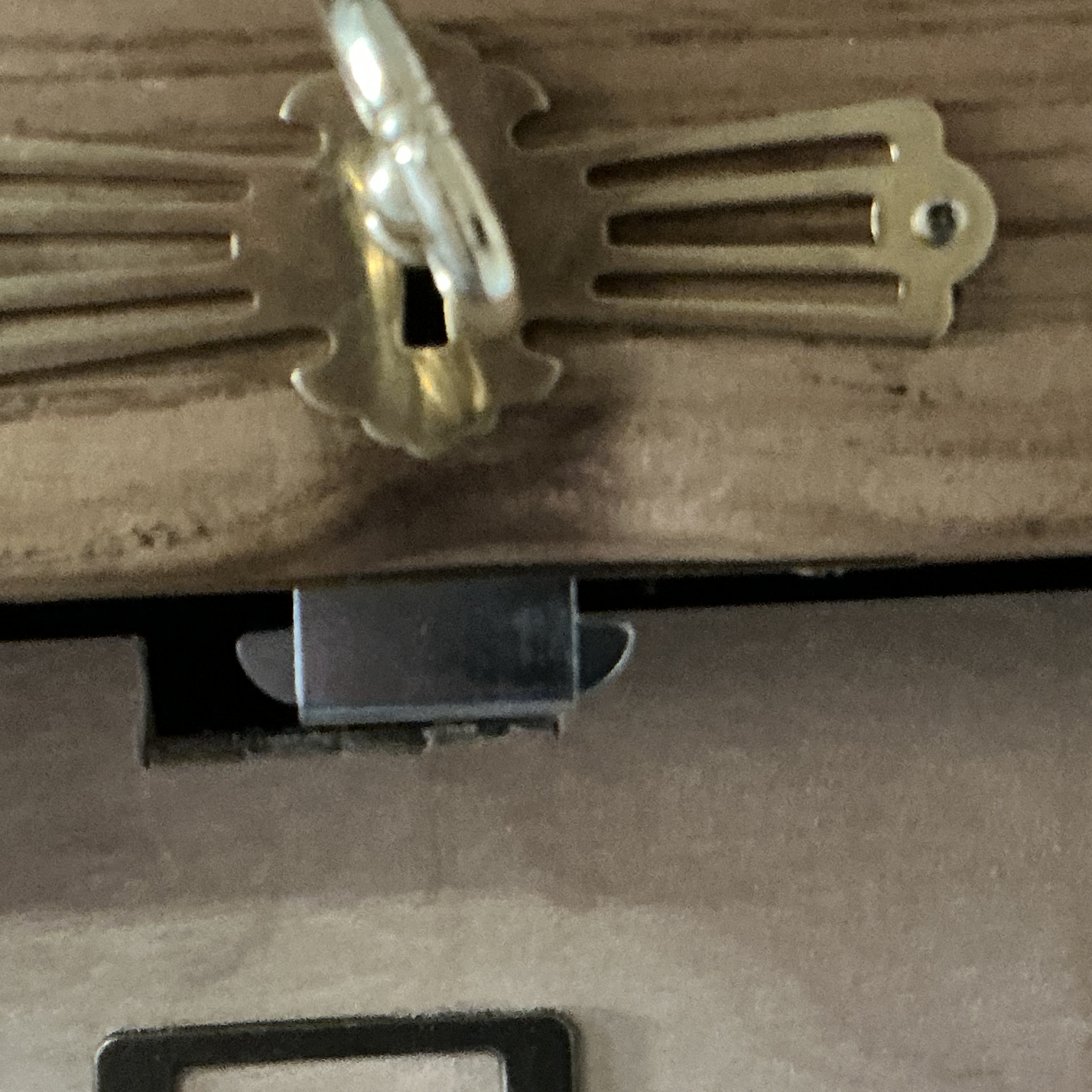 Tiene un pequeño desperfecto en la madera pegado a la cerradura del uso, pero no afecta nada al cierre (imperfección de Mueble archivador madera antiguo años 1920)