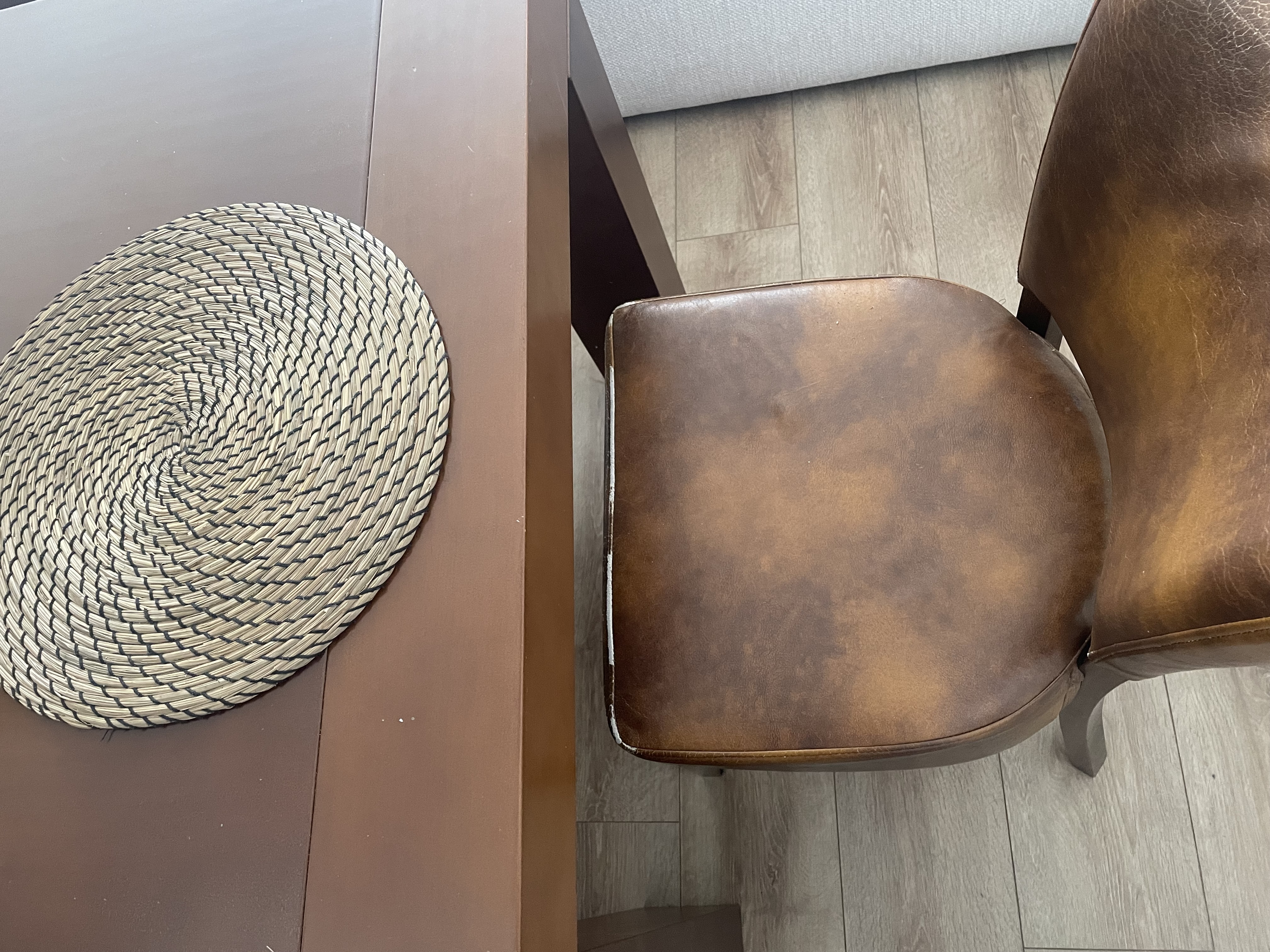 Desgaste al cuero de las sillas (imperfección de Comedor con 6 sillas ,tapizado en piel)