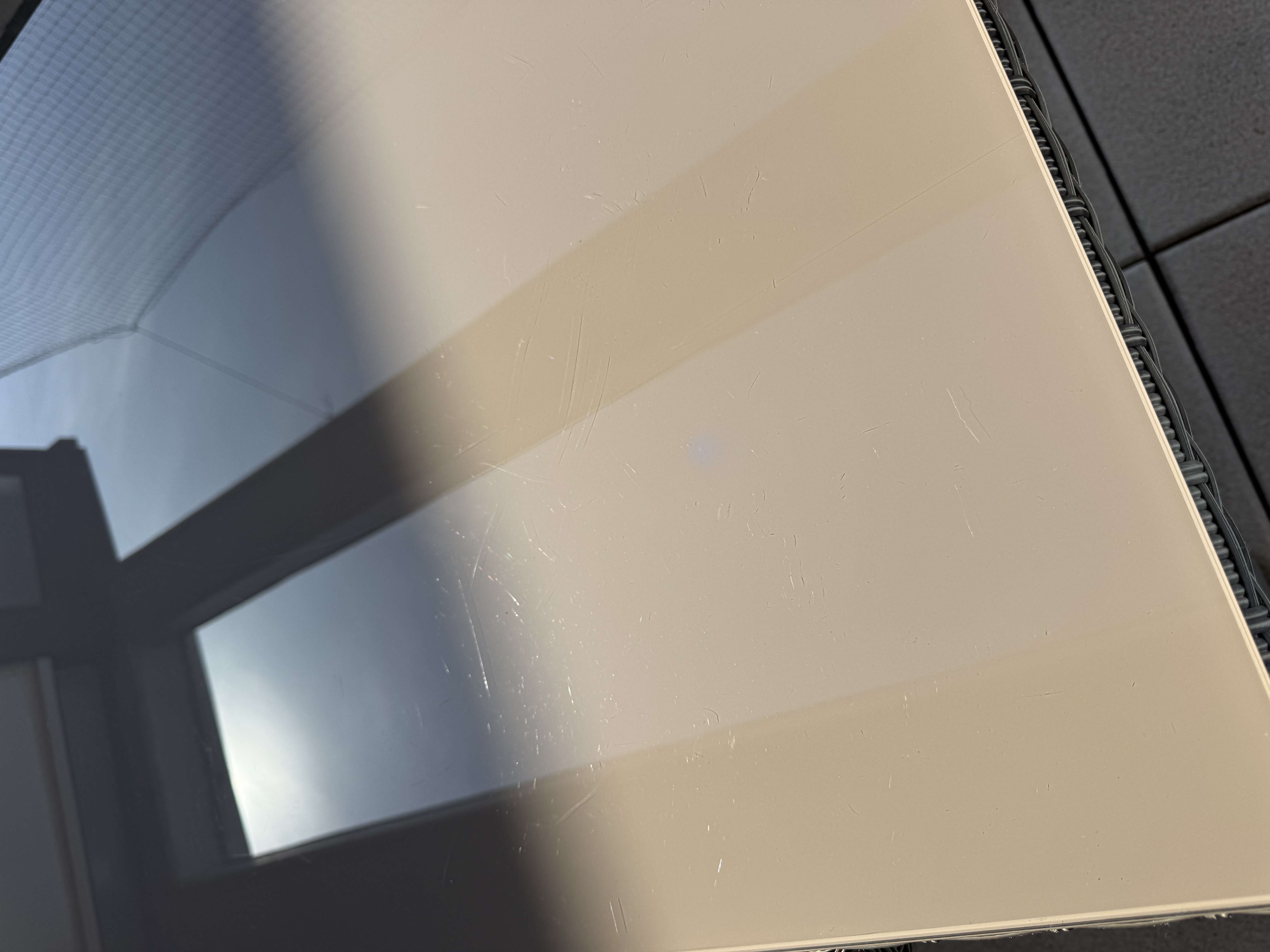 Arañazo imperceptible (imperfección de Conjunto mesa y sillas de terraza)