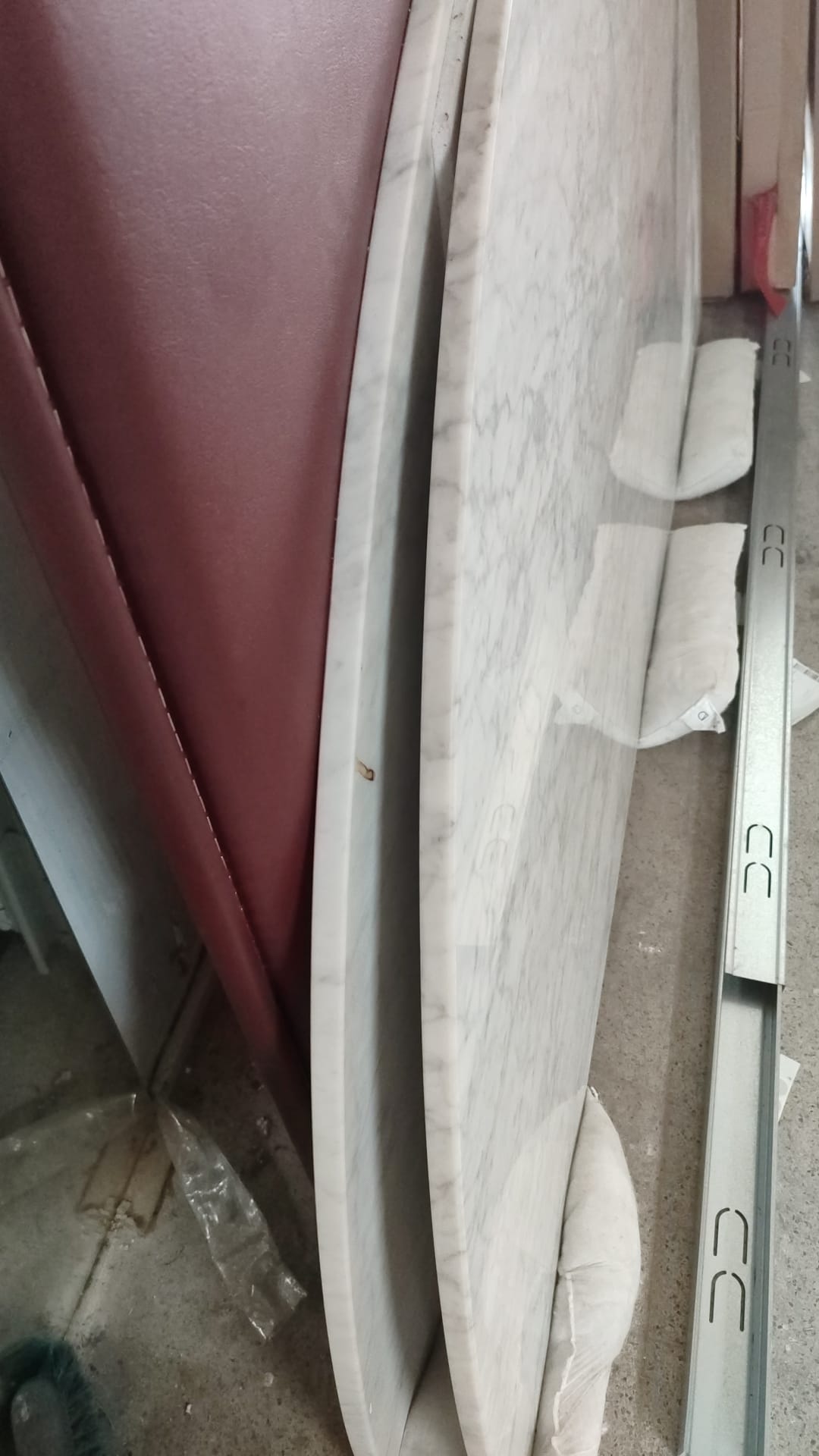 Desgaste en la junta central (imperfección de Mesa de Mármol Blanco 215cm)